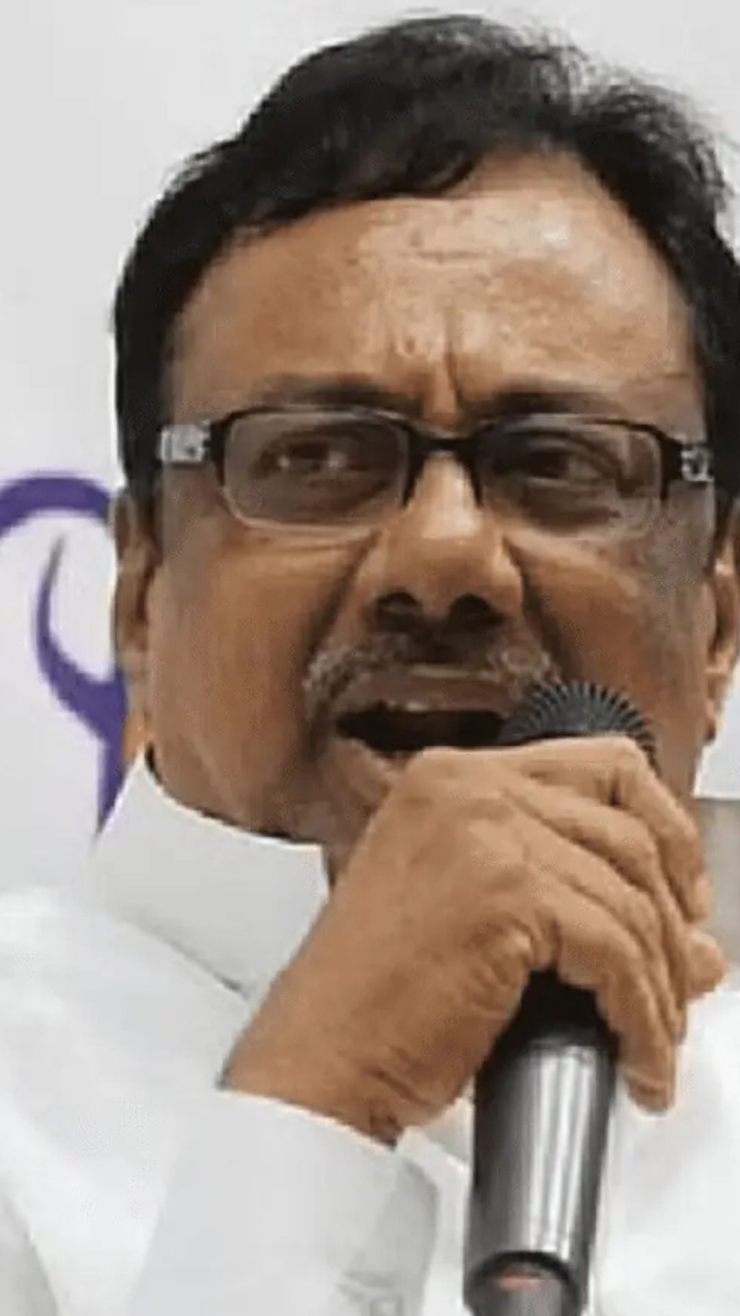 காங்கிரஸை எதிர்ப்பவர்கள் யாராக இருந்தாலும் என்னிடம் இருந்து தப்பிக்க முடியாது என தனது அதிரடி பேச்சுகளால் முன்னாள் முதல்வர்கள் கருணாநிதி, ஜெயலலிதாவையே அலறவிட்டார்