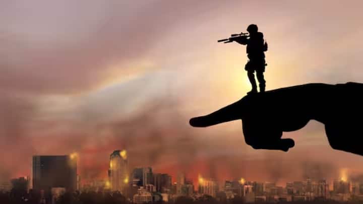 बाबा वेंगा यांनी 2025 रोजीपासून मानव जातीचा विनाश होण्याला सुरुवात होईल असं सांगितलं आहे. यामध्ये त्यांनी तिसऱ्या महायुद्धाचा उल्लेख केला आहे.