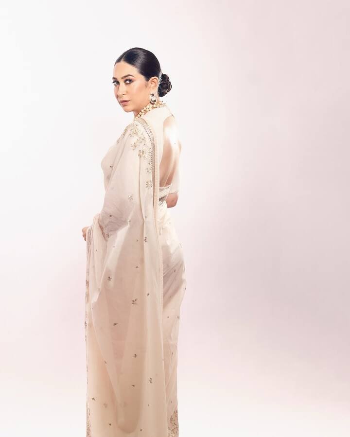 Karisma styled her look with several neck chains, earrings and a matching clutch that she carried.