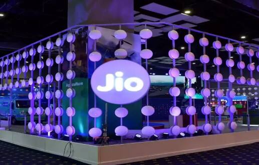 જો તમે Jio ગ્રાહક છો જેને ઇન્ટરનેટની વધુ જરૂર છે, તો આ પ્લાન તમને ખુશ કરશે. કંપની આ પ્લાનમાં દરરોજ 2GB રેગ્યુલર ડેટા ઓફર કરે છે. એટલે કે તમે 90 દિવસમાં 180GB ડેટાનો ઉપયોગ કરી શકો છો. એટલું જ નહીં, Jio ગ્રાહકોને પ્લાનમાં 180GB ઉપરાંત 20GB વધારાનો ડેટા પણ આપે છે. એટલે કે તમને પ્લાનમાં કુલ 200GB ડેટા મળે છે.