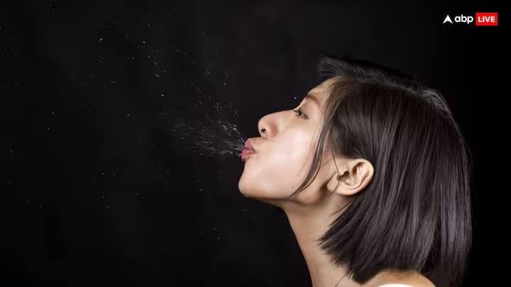 કુંડળીમાં સૂર્ય નબળો હોય ત્યારે વ્યક્તિ વારંવાર થૂંકવાની આદત વિકસાવે છે એવું માનવામાં આવે છે કે આ આદતને કારણે તેની પ્રતિષ્ઠા પર ખરાબ અસર પડે છે.