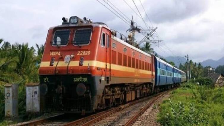 Rainwater inundates railway station: Train departure location changed - Southern Railway ரயில்நிலையத்தை மூழ்கடித்த மழை நீர்: ரயில்கள் புறப்படும் இடம் மாற்றம்  - தெற்கு ரயில்வே