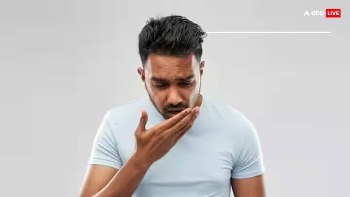 જ્યોતિષ શાસ્ત્ર અનુસાર કુંડળીમાં રાહુ કે શનિ સાથે સૂર્યની હાજરી શુભ માનવામાં આવતી નથી. મોંમાં વારંવાર થૂંકવું વ્યક્તિને ગરીબી તરફ દોરી જાય છે. આવી સ્થિતિમાં સૂર્ય માટે વિશેષ ઉપાય કરો.