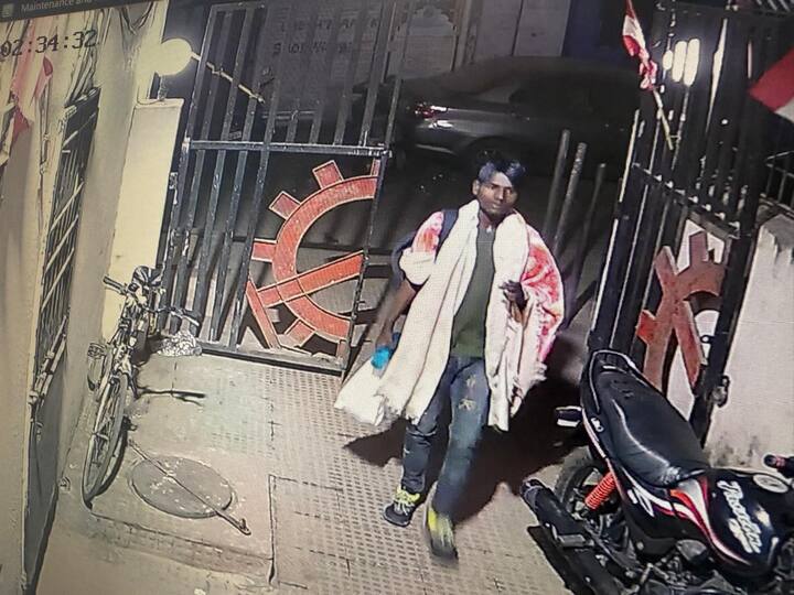 सायकल घेऊन जातानाचा व्हिडीओ समोर देखील समोर आला आहे.