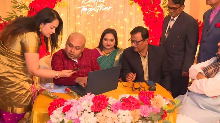  রাজনীতিতে একবার 'হাত' ছেড়েছেন। মানে কংগ্রেসের হাত প্রতীক। শনিবার হাতে হাত রাখলেন।