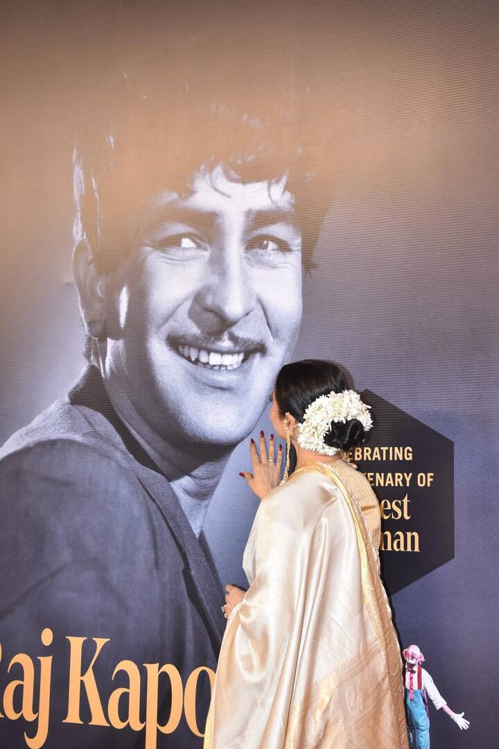 रेखा ने राजकपूर की तस्वीर के आगे सजदे में सिर भी झुकाया था और फिर उन्होंने शोमैन की फोटो को किस भी किया.