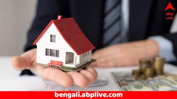 Home Loan Recovery Agent: অনেকক্ষেত্রেই দেখা যায় যে বেসরকারি ব্যাঙ্ক বা এনবিএফসি থেকে হোম লোন নিলে, সেই লোন সময়মত শোধ না হলে বা বাকি পড়ে থাকলে ব্যাঙ্কের পক্ষ থেকে বাড়িতে রিকভারি এজেন্ট পাঠানো হয়।