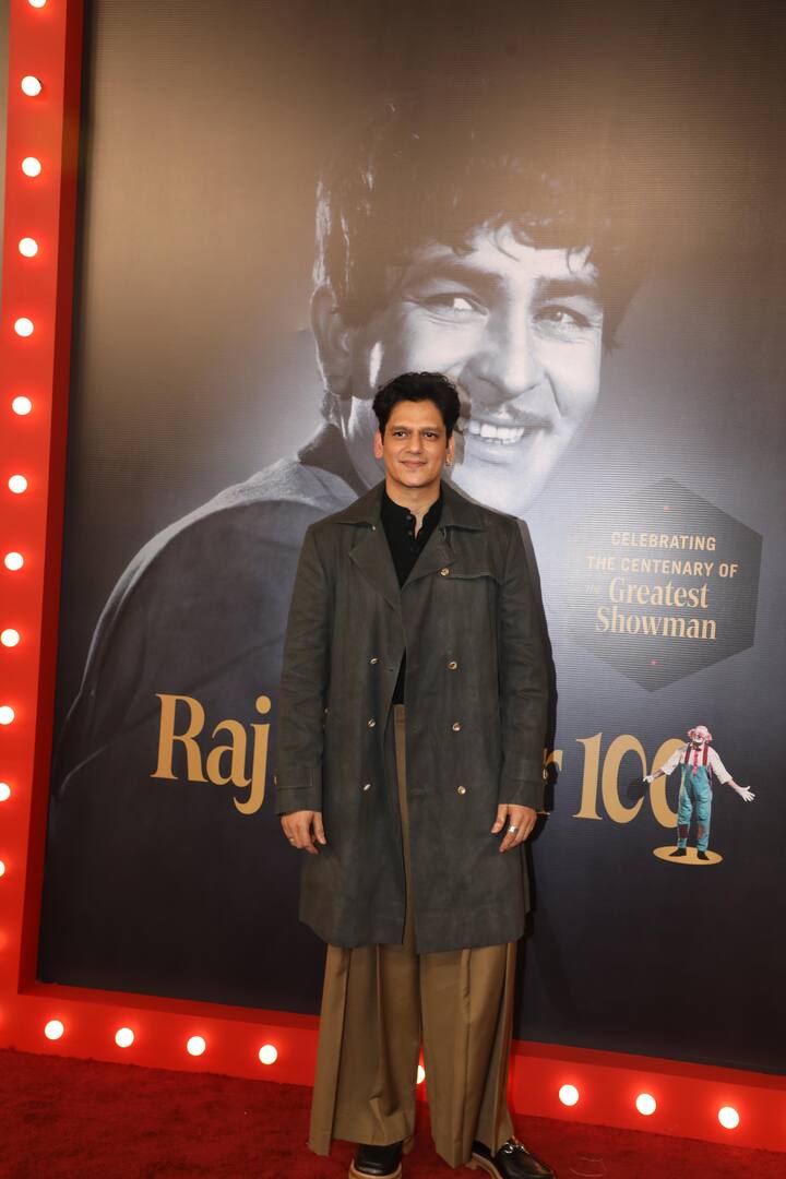 ग्रे ओवरकोट पहने विजय वर्मा भी काफी जच रहे थे. इसे उन्होंने ब्राउन लूज पैंट के साथ पेयर किया था.