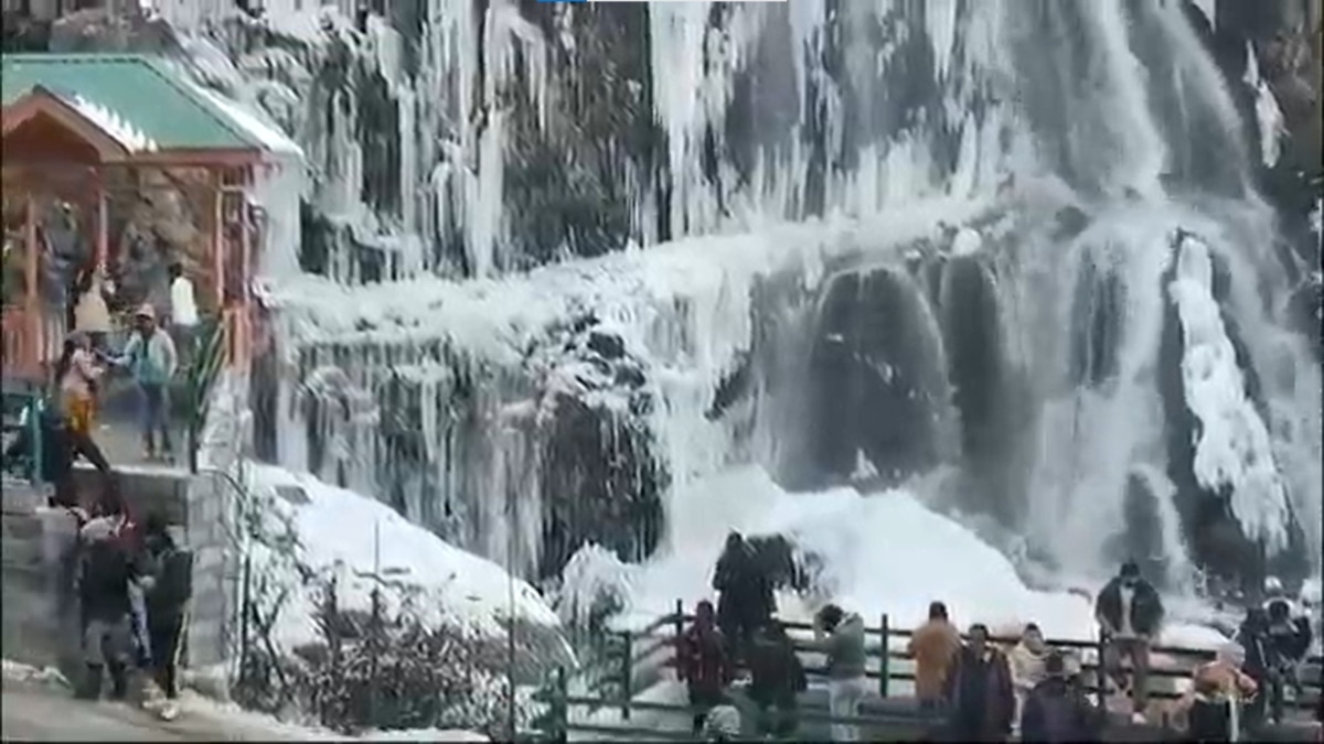 Snowfall in Kashmir: शीतलहर से जमने लगी घाटी, बर्फबारी के बाद लुढ़कने लगा पारा, जानें कश्मीर के मौसम का हाल