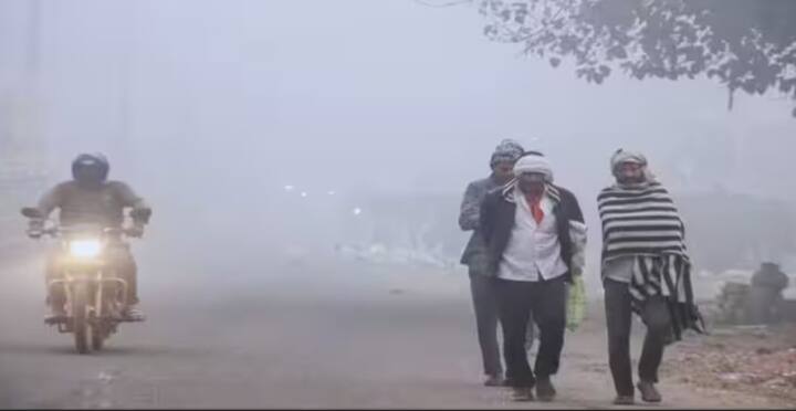 ਜੇਕਰ ਦਿੱਲੀ ਦੇ ਮੌਸਮ ਦੀ ਗੱਲ ਕਰੀਏ ਤਾਂ ਵੀਕੈਂਡ 'ਤੇ ਰਾਜਧਾਨੀ ਦਿੱਲੀ ਦਾ ਮੌਸਮ ਸਾਫ ਰਹੇਗਾ। ਸਵੇਰੇ ਕੁਝ ਥਾਵਾਂ 'ਤੇ ਹਲਕੀ ਧੁੰਦ ਦੇਖੀ ਜਾ ਸਕਦੀ ਹੈ। ਇਸ ਦੌਰਾਨ ਸ਼ਹਿਰ ਦਾ ਘੱਟੋ-ਘੱਟ ਤਾਪਮਾਨ 7 ਡਿਗਰੀ ਰਹਿ ਸਕਦਾ ਹੈ।