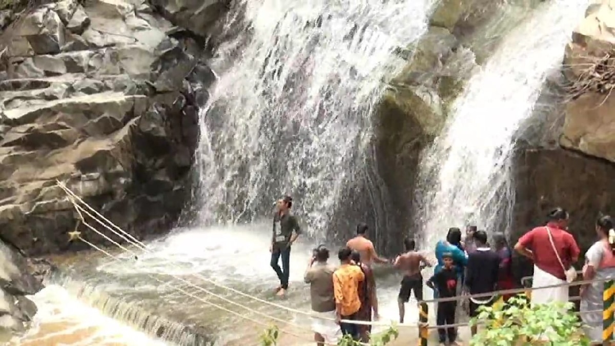 Agaya Gangai Falls: ஆர்ப்பரித்துக் கொட்டும் நீர்.. ஆகாய கங்கை நீர்வீழ்ச்சி, முட்டல் அருவியில் குளிக்க தடை