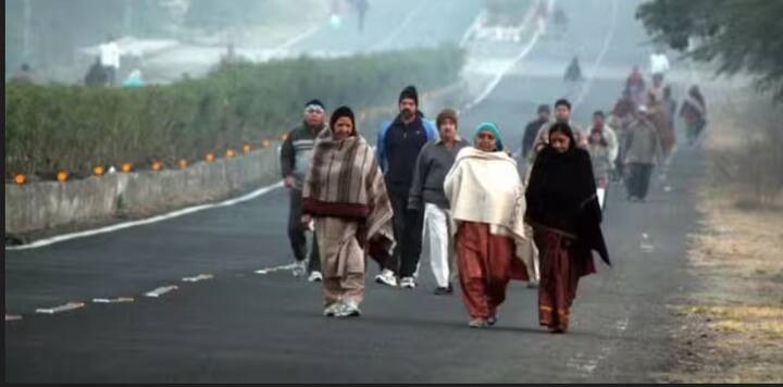 ਯੂਪੀ ਵਿੱਚ ਸੀਤ ਲਹਿਰ ਦਾ ਕਹਿਰ ਜਾਰੀ ਹੈ। ਪੱਛਮੀ ਯੂਪੀ ਦੇ ਲੋਕ ਦਸੰਬਰ ਦੇ ਦੂਜੇ ਹਫ਼ਤੇ ਕੜਾਕੇ ਦੀ ਠੰਢ ਤੋਂ ਪ੍ਰੇਸ਼ਾਨ ਹਨ। ਮੌਸਮ ਵਿਭਾਗ ਮੁਤਾਬਕ ਯੂਪੀ ਦੇ ਸਹਾਰਨਪੁਰ ਤੋਂ ਲੈ ਕੇ ਕੁਸ਼ੀਨਗਰ ਤੱਕ ਠੰਡ ਦਾ ਕਹਿਰ ਦੇਖਣ ਨੂੰ ਮਿਲੇਗਾ। ਇਸ ਸਬੰਧੀ ਯੈਲੋ ਅਲਰਟ ਵੀ ਜਾਰੀ ਕੀਤਾ ਗਿਆ ਹੈ।