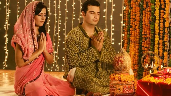 असं म्हणतात की, जर तुमचं मन स्थिर असेल तर तुम्ही देवाशी कनेक्ट करु शकता. पण, अनेकदा पूजा करताना आपलं मन विचलित असते किंवा अन्य गोष्टींचा विचार मनात सुरु असतो.