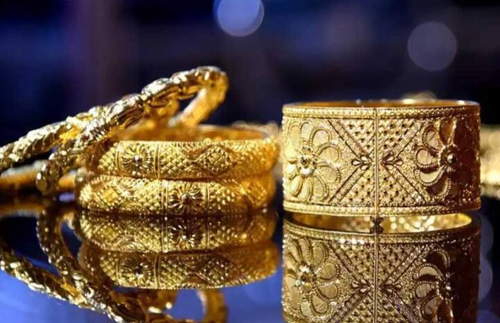 शनिवारी सोन्याच्या दरात 550 रुपयांनी घट झाली आहे. या घसरणीसह 22 कॅरेट सोन्याचा भाव 73,000 रुपयांपर्यंत खाली आला आहे.