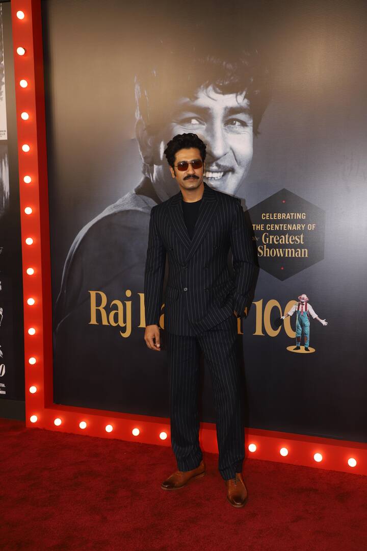 विक्की कौशल इस दौरान ऑल ब्लैक लुक कैरी करते दिखाई दिए. अपने लुक को उन्होंने ब्राउन शूज के साथ पूरा किया था.