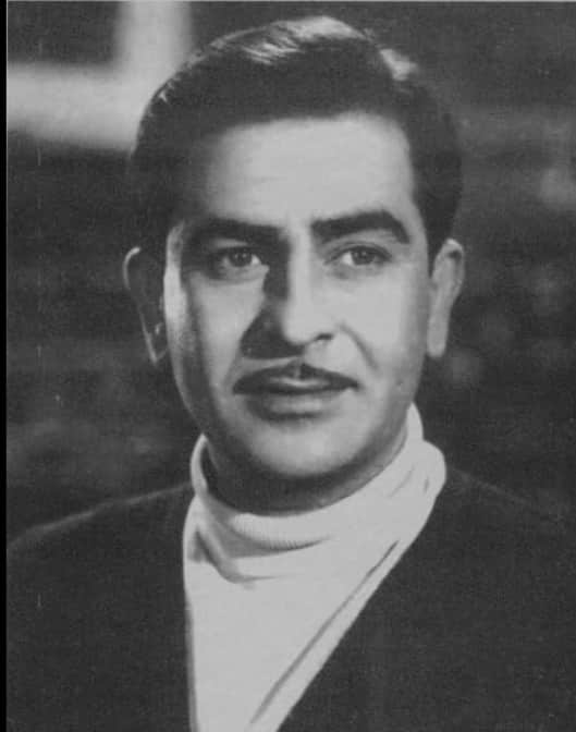 Raj Kapoor was not only an actor but also a director and producer. He is also called the showman of Indian cinema because whenever he joined a film, he immersed himself in it to make it perfect. And used to achieve the best.