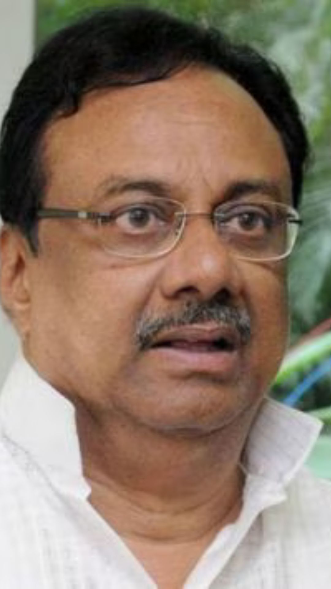சிவாஜி கணேசனை தனது அரசியல் குருவாக ஏற்றுக் கொண்ட இளங்கோவன் 1977ல் இருந்து அவருடன் சேர்ந்து பயணிக்க ஆரம்பித்தார்.