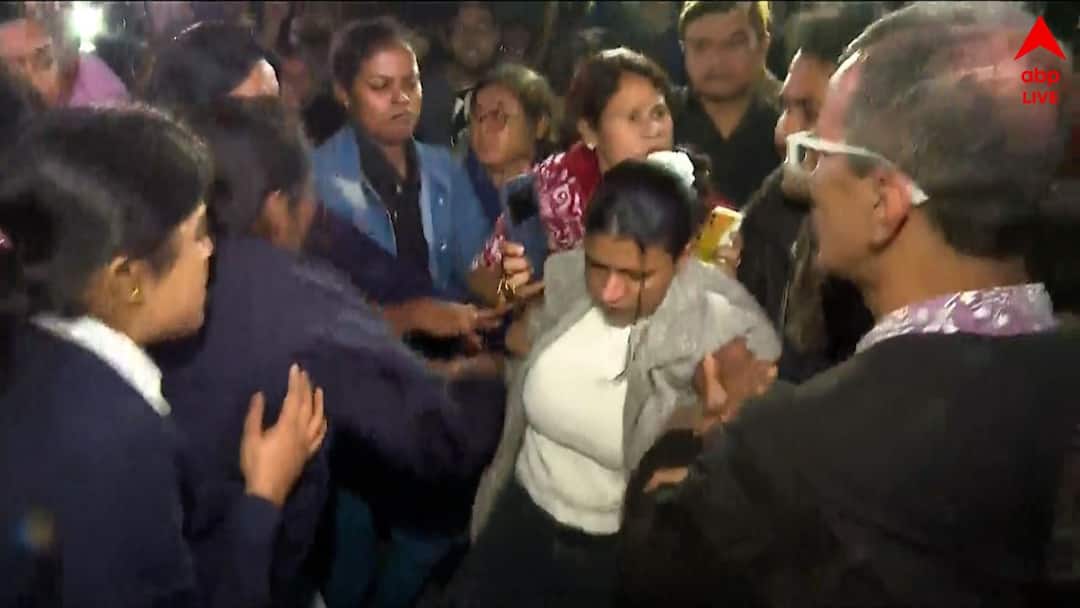 RG Kar Case: আন্দোলনকারী-পুলিশ ধস্তাধস্তি, আর জি করকাণ্ডে জমায়েত ঘিরে তুলকালাম রানি রাসমণি অ্যাভিনিউয়ে ! RG Kar Protest scuffle between protestors and police over protest as Sandip Ghosh and Abhijit Mondal granted bail RG Kar Case: আন্দোলনকারী-পুলিশ ধস্তাধস্তি, আর জি করকাণ্ডে জমায়েত ঘিরে তুলকালাম রানি রাসমণি অ্যাভিনিউয়ে !