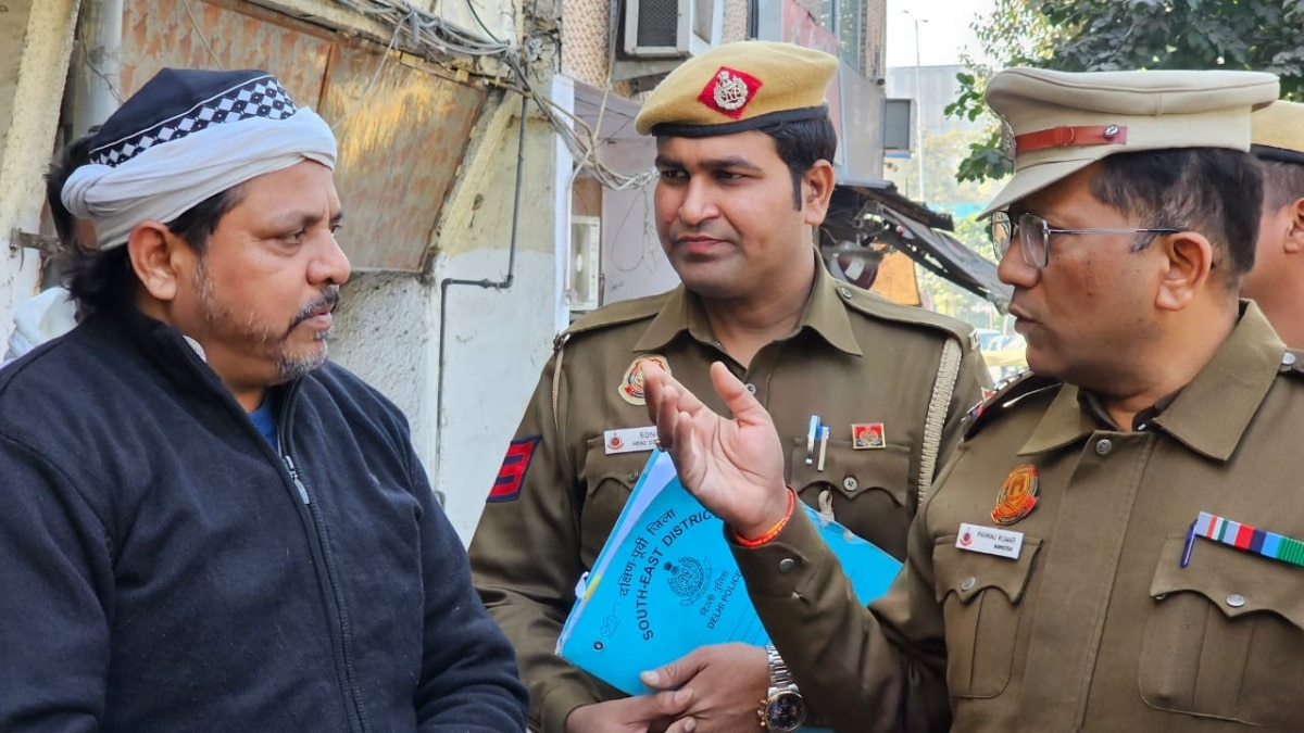 अवैध बांग्लादेशी नागरिकों के खिलाफ दिल्ली पुलिस का अभियान, पहचान पत्रों की हो रही जांच