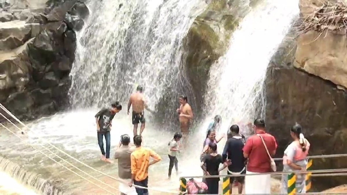 Agaya Gangai Falls: ஆர்ப்பரித்துக் கொட்டும் நீர்.. ஆகாய கங்கை நீர்வீழ்ச்சி, முட்டல் அருவியில் குளிக்க தடை