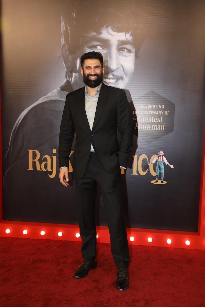 ग्रे शर्ट के साथ ब्लैज ब्लेजर पहने आदित्य रॉय कपूर भी सेलिब्रेशन में शामिल हुए. उनका ये लुक उनपर काफी सूट कर रहा था.