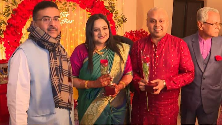 প্রধান সাক্ষী হিসেবে সেই রেজিস্ট্রি পেপারে সই করলেন বিরোধী দলনেতা শুভেন্দু অধিকারী।