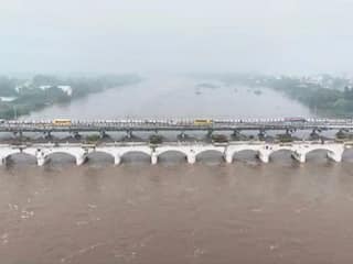 Amaravathi River Flood drone visuals karur collector inspection check dam Amaravathi Flood : அமராவதி ஆற்றில் கரைபுரண்டு ஓடும் வெள்ளம்! கழுகு பார்வை காட்சி.