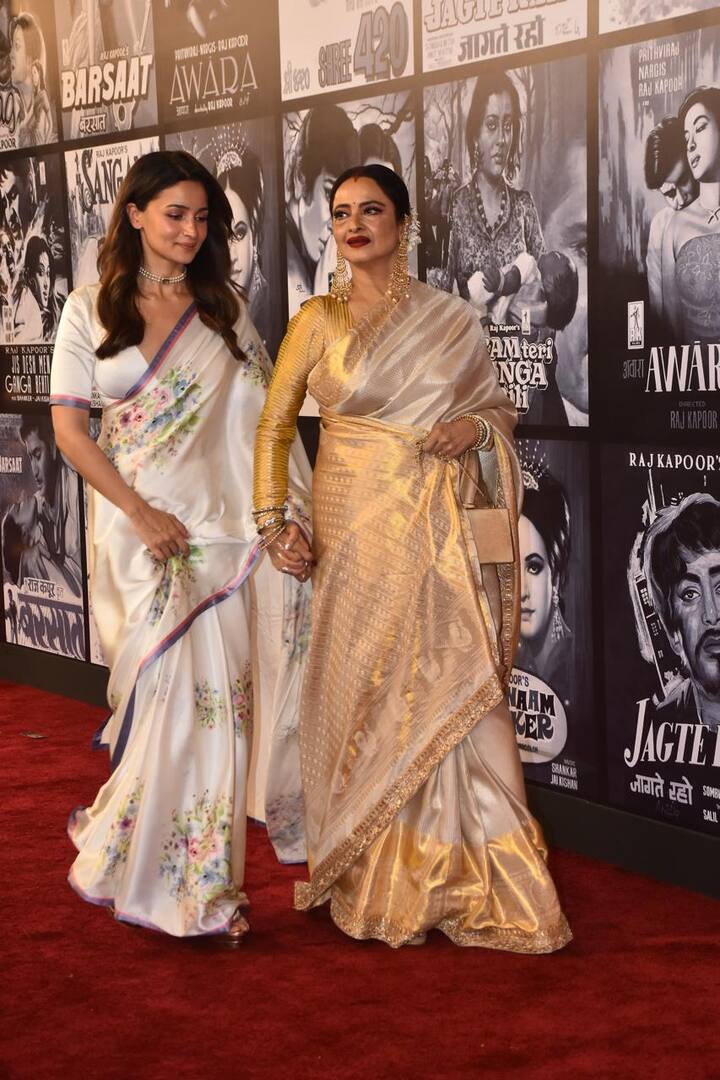 इस दौरान आलिया भट्ट खुद रेखा को रिसीव करने के लिए पहुंची थी. तस्वीर में रेखा आलिया का हाथ थामे हुए नजर आ रही हैं.