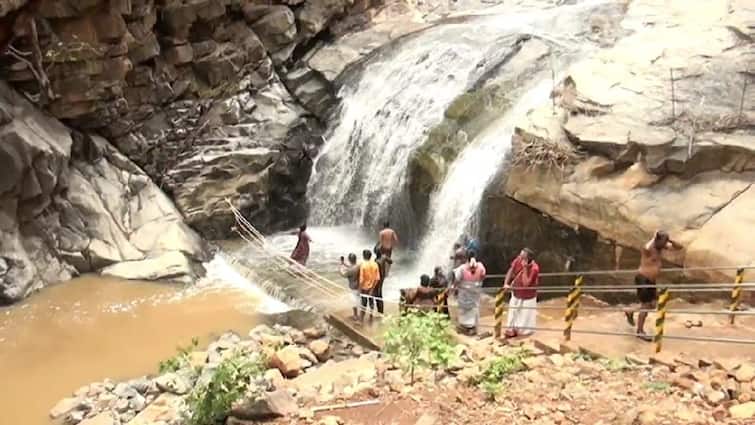 Salem rain Agaya Ganga Fall  Muttal Falls Bathing is prohibited tnn Agaya Gangai Falls: ஆர்ப்பரித்துக் கொட்டும் நீர்.. ஆகாய கங்கை நீர்வீழ்ச்சி, முட்டல் அருவியில் குளிக்க தடை