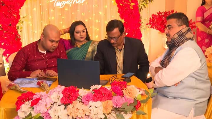 তা নিয়ে অবশ্য় কোনও অনুশোচনা নেই কৌস্তভ বা প্রীতির।কংগ্রেসে যোগ দিয়ে রাজনীতিতে হাতেখড়ি। তারপর দল বদলে বিজেপিতে।