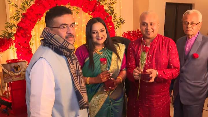 শনিবার সন্ধ্যায় দীর্ঘদিনের বান্ধবী প্রীতি করের সঙ্গে রেজিস্ট্রি সারলেন কৌস্তভ বাগচী ।