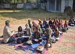 Gujarat: ગુજરાતનું શિક્ષણ વિભાગ 'નિદ્રાધીન', ખેડામાં કડકડતી ઠંડીમાં શાળાના બાળકો ખુલ્લામાં અભ્યાસ કરવા મજબૂર