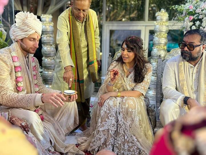 इन तस्वीरों में अनुराग अपनी लाडली बेटी का कन्यादान करते हुए दिखाई दिए. इस दौरान काफी इमोशनल भी नजर आए.