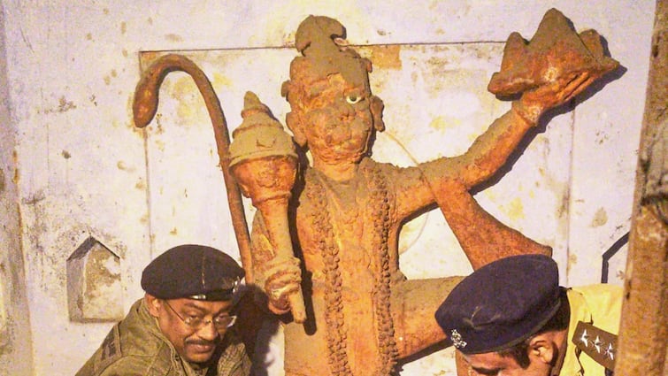 संभल में 46 साल पुराने मंदिर पर किसने लगाया ताला, जानें सोशल मीडिया पर चल रहे इस विवाद का सच