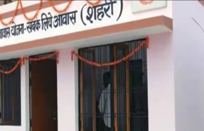 ਇਹ ਸਵਾਲ ਬਹੁਤ ਸਾਰੇ ਲੋਕਾਂ ਦੇ ਮਨ ਵਿੱਚ ਵੀ ਆਉਂਦਾ ਹੈ। ਕੀ ਇੱਕ ਪਰਿਵਾਰ ਦੇ ਦੋ ਲੋਕਾਂ ਨੂੰ ਪ੍ਰਧਾਨ ਮੰਤਰੀ ਆਵਾਸ ਯੋਜਨਾ ਤਹਿਤ ਲਾਭ ਮਿਲ ਸਕਦਾ ਹੈ? ਇਸ ਬਾਰੇ ਸਕੀਮ ਦੇ ਨਿਯਮ ਕੀ ਹਨ? ਆਓ ਅਸੀਂ ਤੁਹਾਨੂੰ ਇਸ ਬਾਰੇ ਦੱਸਦੇ ਹਾਂ।