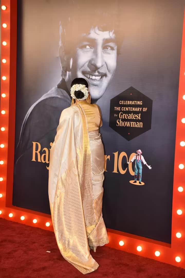 આ દરમિયાન રેખા રાજકપૂરની તસવીરો જોઇને ભાવુક થઇ હતી અને તેને તસવીરને કિસ કરી હતી.
