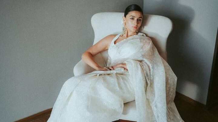 Alia was looking somewhat ethereal in white as the intricately embroidered white saree had with it very limited makeup and very few light accessories such that it shone with sophistication and low-key glamour without being seen as too excessive. (Image source: Instagram/ aliaabhatt)