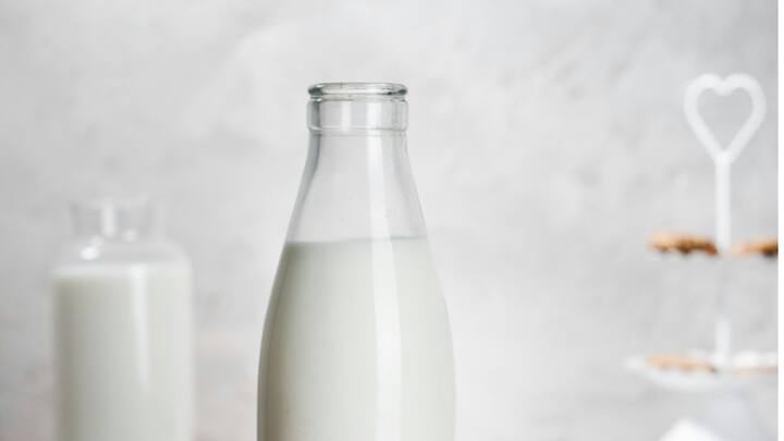 பால் காரணமாக சருமத்தில் ஏற்படக் கூடிய பாதிப்புகள் குறித்து அறிந்து கொள்வோம். பொதுவாக பருக்கள் பெண் பிள்ளைகள் பூப்பெய்தும் போது வரும். இதற்குக் காரணம் சருமத்தில் உள்ள துளைகளில் அடைப்பு ஏற்படுவது. சருமத்தில் உள்ள எண்ணெய், சீபம் ஆகியன இறந்த செல்களுடன் சேர்ந்து சருமத்தில் அடைப்பை ஏற்படுத்தும் அந்த இடத்தில் பருக்கள் உருவாகும். இவ்வாறாக பருக்கள் உருவாகும்போது அதில் பாக்டீரியாக்கள் தோன்றும். அதனால் வலி ஏற்படும்.