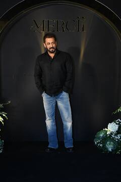 Mercii Club Launch: अर्पिता खान की पार्टी में ब्लैक मिनी ड्रेस पहन पहुंचीं सुहाना खान, मलाइका से अदिति तक भी आईं नजर