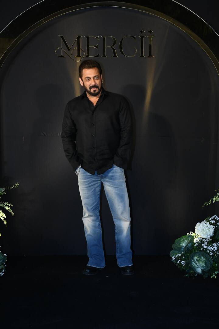 बहन के इस खास दिन पर सलमान खान शिरकत करना नहीं भूले. ब्लैक शर्ट के साथ ब्लू जीन्स पहने वे मर्सी लॉन्च पार्टी में पहुंचे.