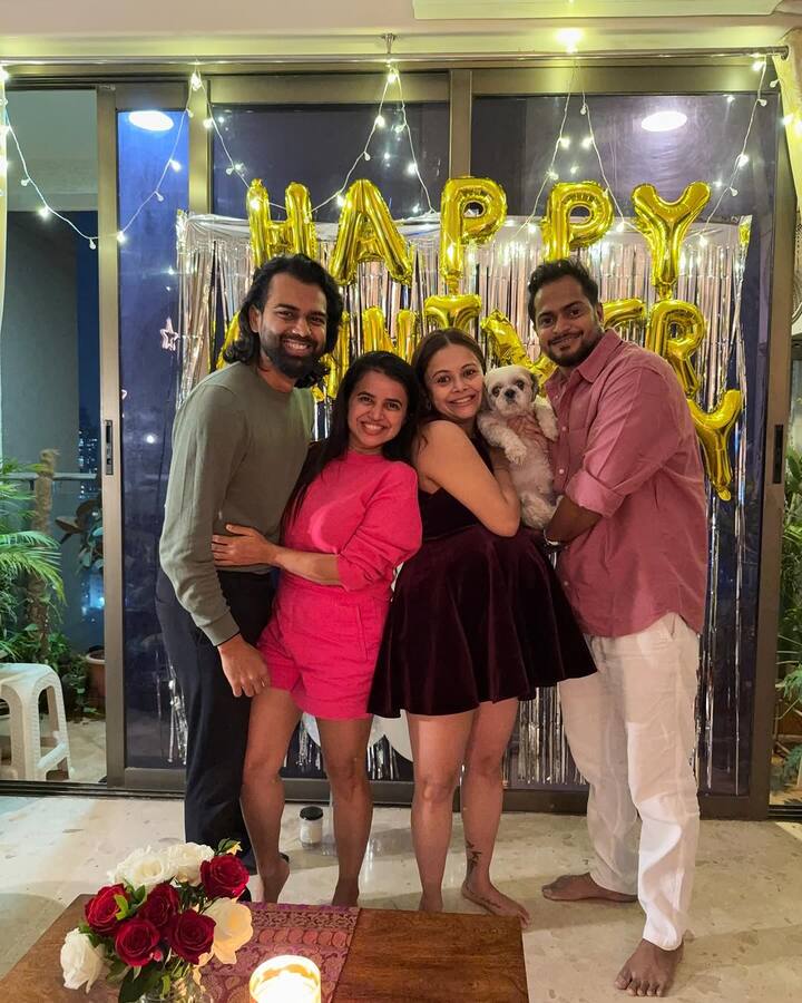 देवोलीना और शहनवाज के साथ इस जश्न में उनके कुछ खास दोस्त भी नजर आए. जो डेकोरेशन के सामने खड़े होकर पोज देते दिखे.