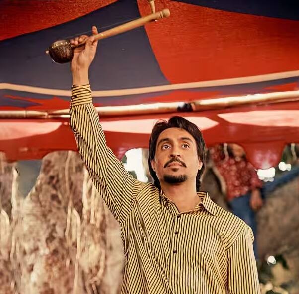 દિલજીત દોસાંઝ માત્ર એક મહાન પંજાબી સિંગર જ નથી પણ એક અદ્ભુત અભિનેતા પણ છે. પંજાબી ફિલ્મોની સાથે તેણે બોલિવૂડ ફિલ્મો પણ કરી છે. તેની એક્ટિંગના ફેન્સ પણ દિવાના છે. દિલજીતની અમર સિંહ ચમકીલા આ વર્ષે OTT પર રિલીઝ થઈ હતી. આ ફિલ્મમાં તેની સાથે પરિણીતી ચોપરાએ પણ મહત્વની ભૂમિકા ભજવી હતી. દિલજીતે ફિલ્મમાં પોતાના દમદાર અભિનયથી અમર સિંહ ચમકીલાના પાત્રમાં પ્રાણ ફૂંક્યા હતા. આ ફિલ્મ માટે તેને ઘણી પ્રશંસા મળી હતી.