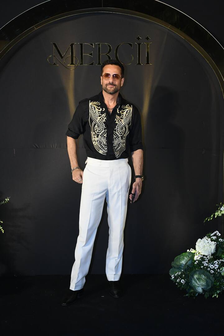 फरदीन खान भी इस दौरान खूब जच रहे थे. एक्टर ब्लैक शर्ट के साथ व्हाइट पैंट पहने रेट्रो लुक में नजर आए.