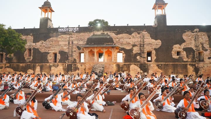 Tansen Music Samaroh 2024: तानसेन संगीत समारोह के दौरान वर्ल्ड रिकॉर्ड बना. कला साधकों ने वाद्य यंत्रों की प्रस्तुति देकर गिनीज बुक ऑफ वर्ल्ड रिकॉर्ड में नाम दर्ज करवा लिया.