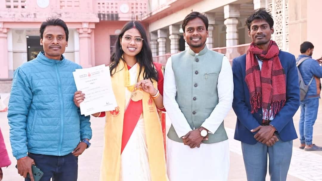 Banaras Hindu University BHU convocation One family got 7 gold medals son and daughter-in-law Participated ANN गजब का लगन! BHU के दीक्षांत में एक ही परिवार को मिले 7 गोल्ड मेडल, किसान परिवार के बेटे-बहू भी शामिल