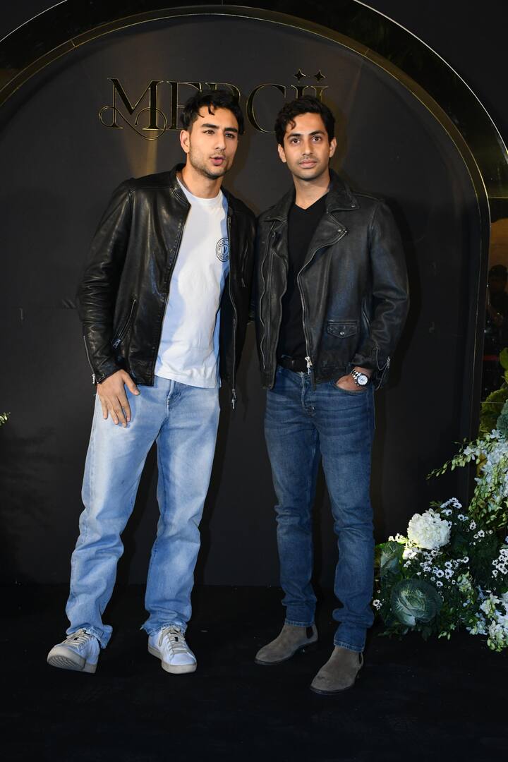 इब्राहिम को आर्यन खान के साथ पोज देते भी देखा गया. ब्लैक जैकेट और जीन्स में आर्यन भी काफी हैंडसम लग रहे थे.