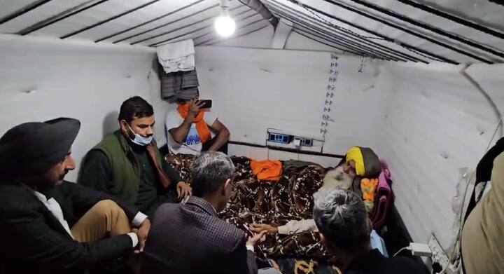 ਇਸ ਦੌਰਾਨ ਉਨ੍ਹਾਂ ਨਾਲ ਹੋਰ ਵੀ ਪੁਲਿਸ ਅਧਿਕਾਰੀ ਮੌਜੂਦ ਹਨ।