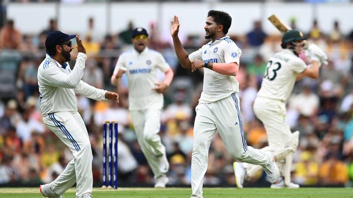 তবে তাতে তাঁর উইকেট রক্ষা করতে পারেননি তিনি। পরের ওভারেই ২২ রানে নীতীশ রেড্ডির বলে সাজঘরে ফেরেন তিনি।