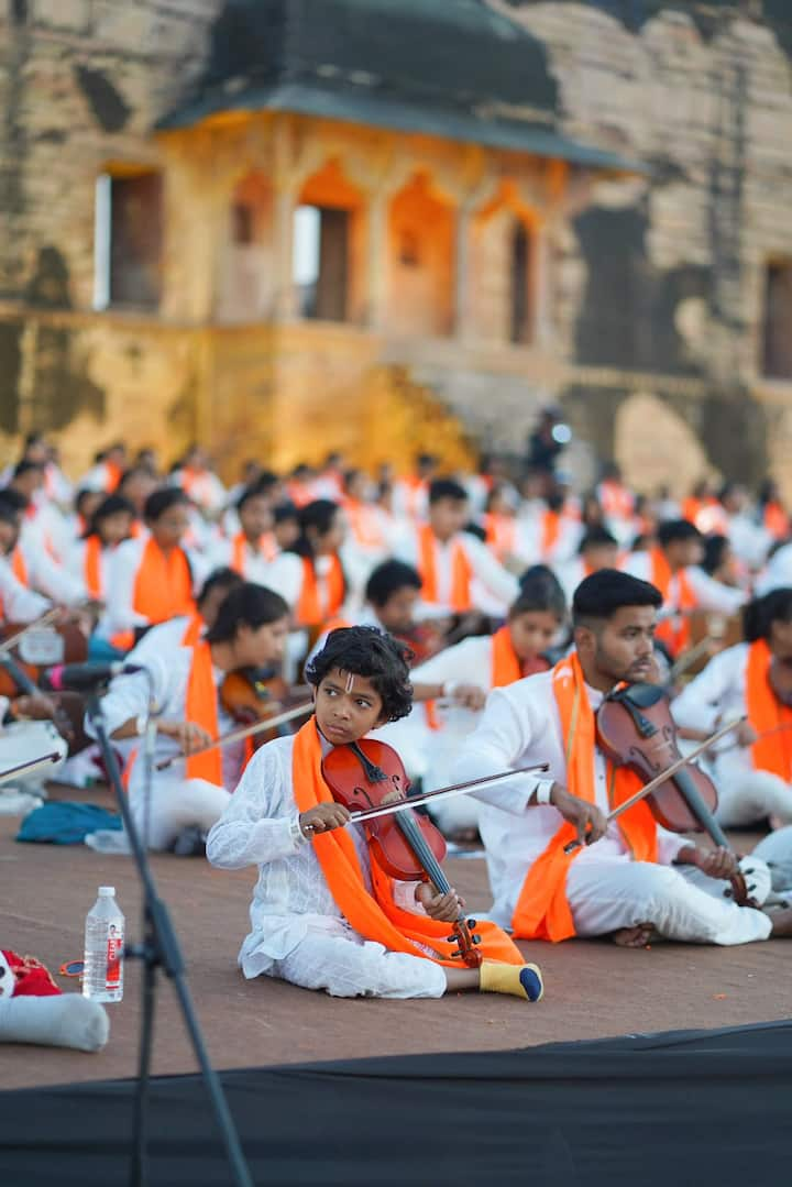 Chief Minister Dr. Mohan Yadav praised the artists in his address on this occasion. He said that getting names registered in the Guinness Book of World Records through musical instruments is a true tribute to Tansen by the artists.