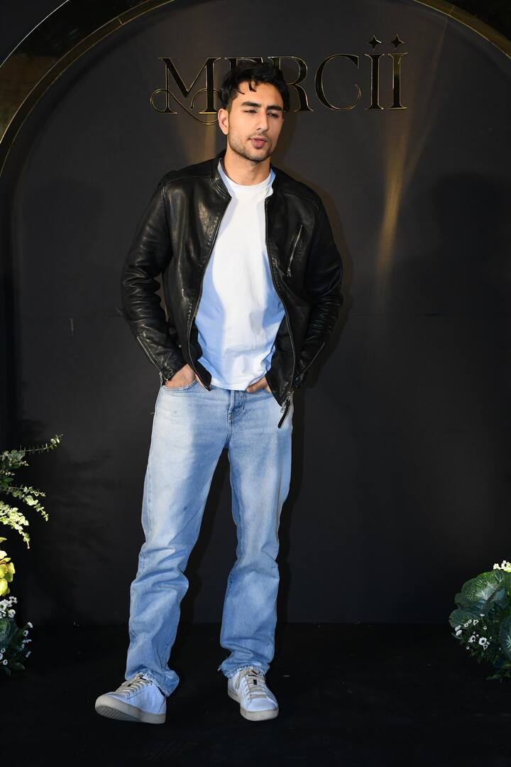 सैफ अली खान के बेटे इब्राहिम अली खान भी पार्टी में पहुंचे. व्हाइट टीशर्ट पर ब्लैक लेदर और जीन्स में डैशिंग लुक फ्लॉन्ट करते दिखे.